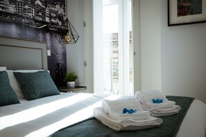 Studio, balcon, vue fleuve (V)