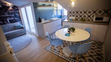 Loft, 2 Schlafzimmer, Balkon, Flussblick | Essbereich im Zimmer