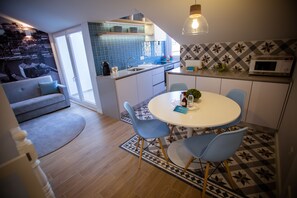 Loft, 2 Bedrooms, Balcony, River View | In-room dining - Porto Views & Wines by Porto City Hosts (Vila Nova de Gaia)