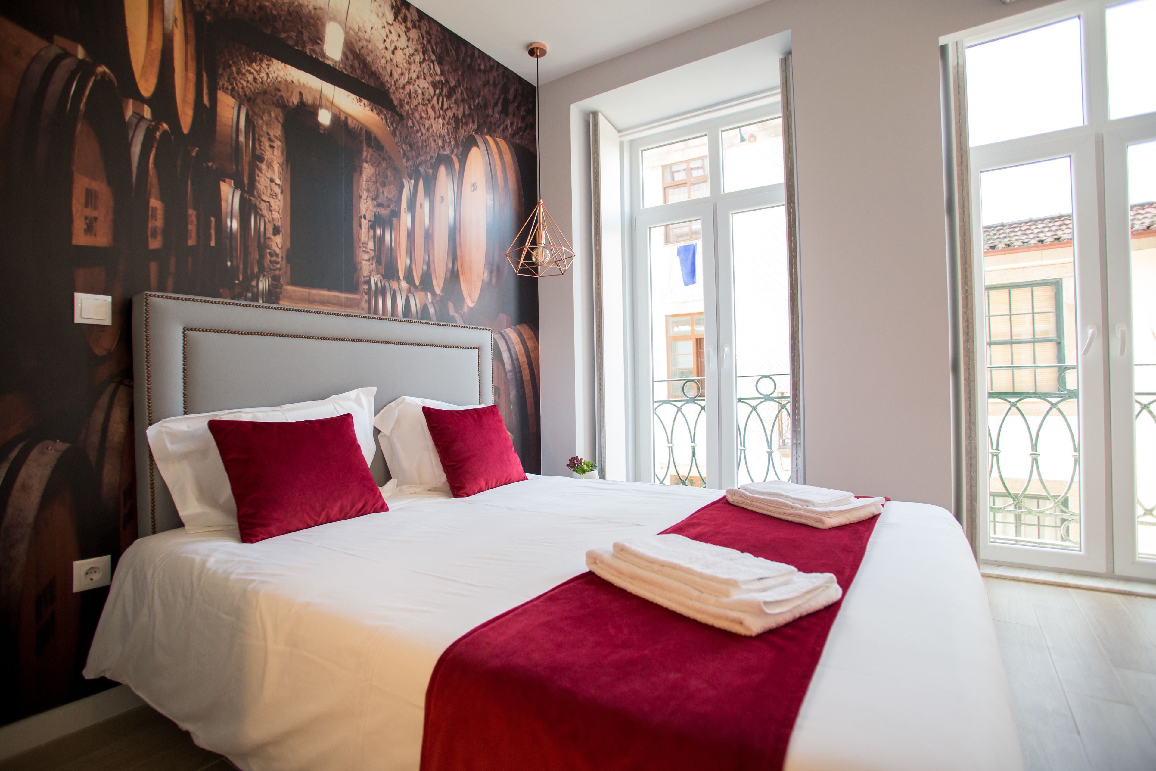 开间, 阳台, 河景 (I) | 办公桌、隔音、熨斗/熨板、婴儿床