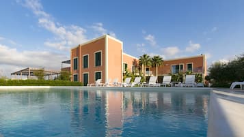 Seasonal outdoor pool, sun loungers