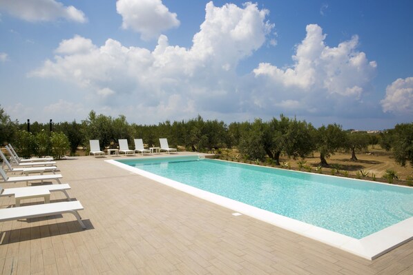 Seasonal outdoor pool, sun loungers - Olea Court Resort (Paceco)