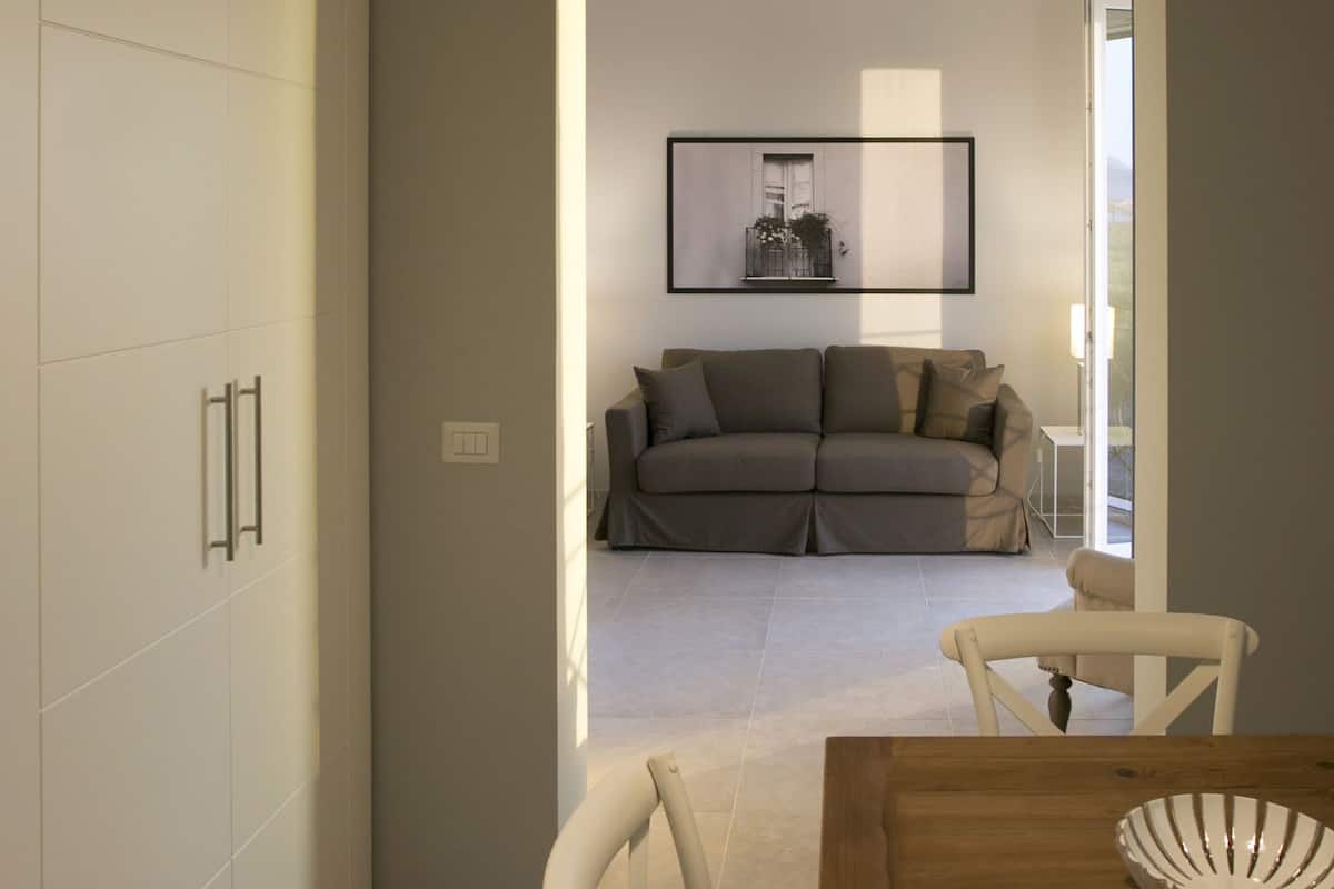 Suite, Terraza, vista al mar | Área de sala de estar | Televisión de pantalla plana