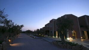 واجهة المنشأة - في المساء/الليل