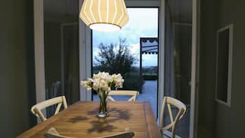 Deluxe-Apartment, 1 Schlafzimmer, Terrasse | Wohnbereich | Flachbildfernseher