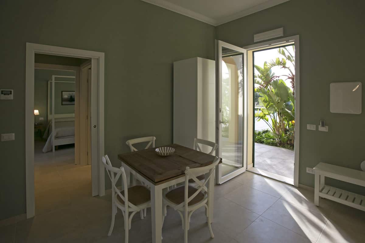 Departamento superior, 1 habitación, patio | Cocineta privada | Refrigerador, horno, parrilla de estufa y utensilios de cocina