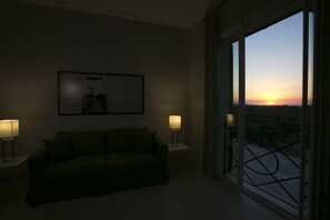 Suite, Terrasse, Meerblick | Wohnbereich | Flachbildfernseher