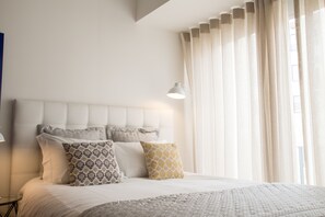 Estudio, 1 cama Queen size y sofá cama | Caja de seguridad en la habitación y decoración personalizada