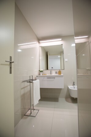 Estudio, 1 cama de matrimonio con sofá cama | Baño | Cabezal de ducha tipo lluvia y artículos de higiene personal gratuitos