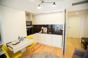 Refrigerador, microondas, horno, placa de cocina