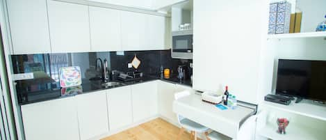 City Studio, 1 King Bed | Private kitchenette | Fridge, microwave, oven, stovetop