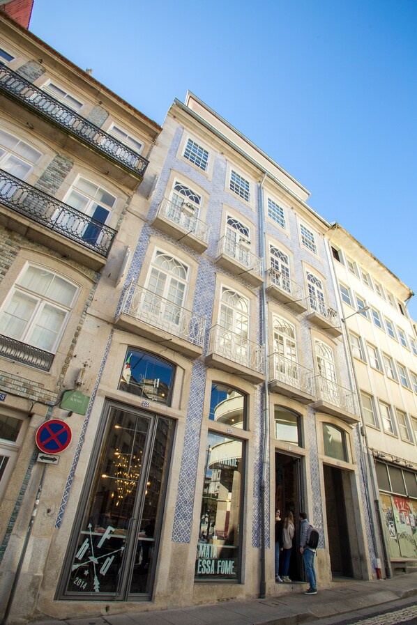 Vista frontal de la propiedad