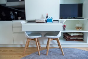 Estudio urbano, 1 cama King size | Área de sala de estar | Televisión LCD de 40 pulgadas con canales por cable y televisión