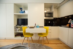 Estudio, 1 cama Queen size y sofá cama | Cocineta privada | Refrigerador, microondas, horno y parrilla de estufa