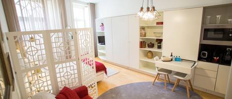 Studio, Balkon, Stadtblick | Wohnzimmer | 40-Zoll-LCD-Fernseher mit Kabelempfang, Fernseher