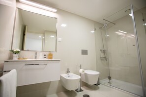 Studio, 1 Queen Bed with Sofa bed | Bathroom | Rainfall showerhead, free toiletries, hair dryer, bidet
