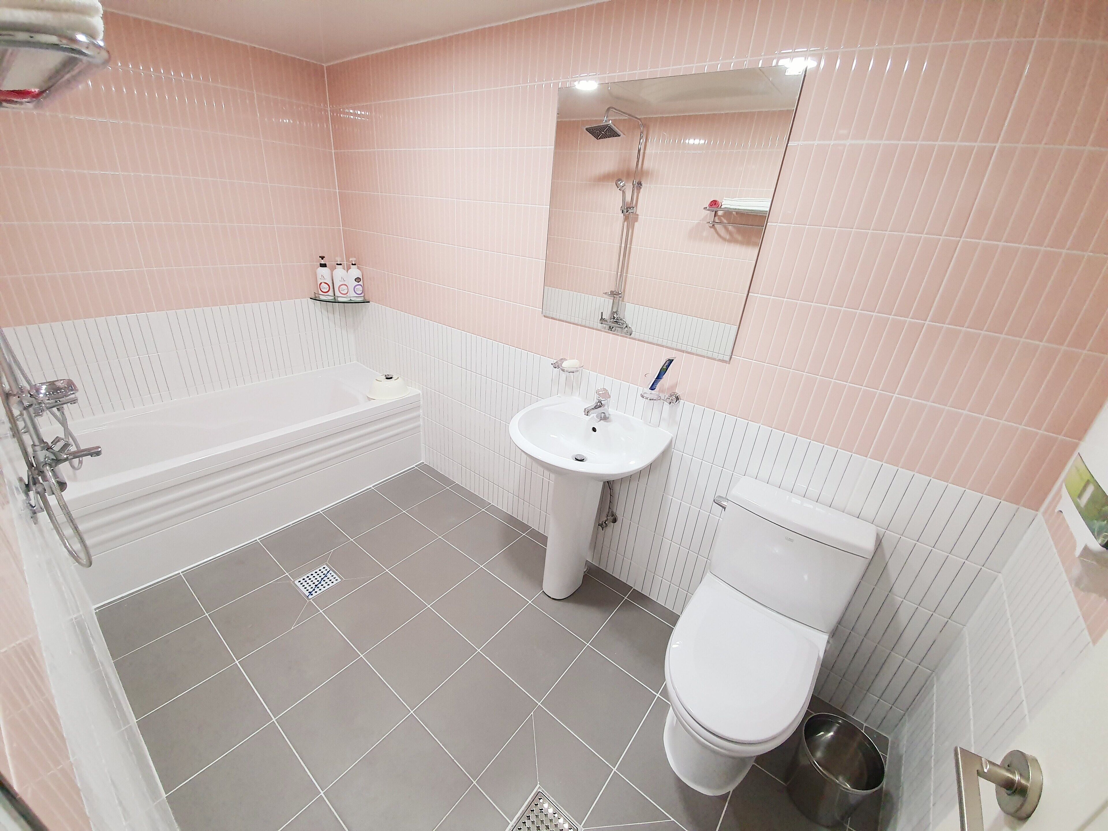 standard room, 1 queen bed | bathroom | combined shower/bathtub, deep-soaking bathtub, free toiletries