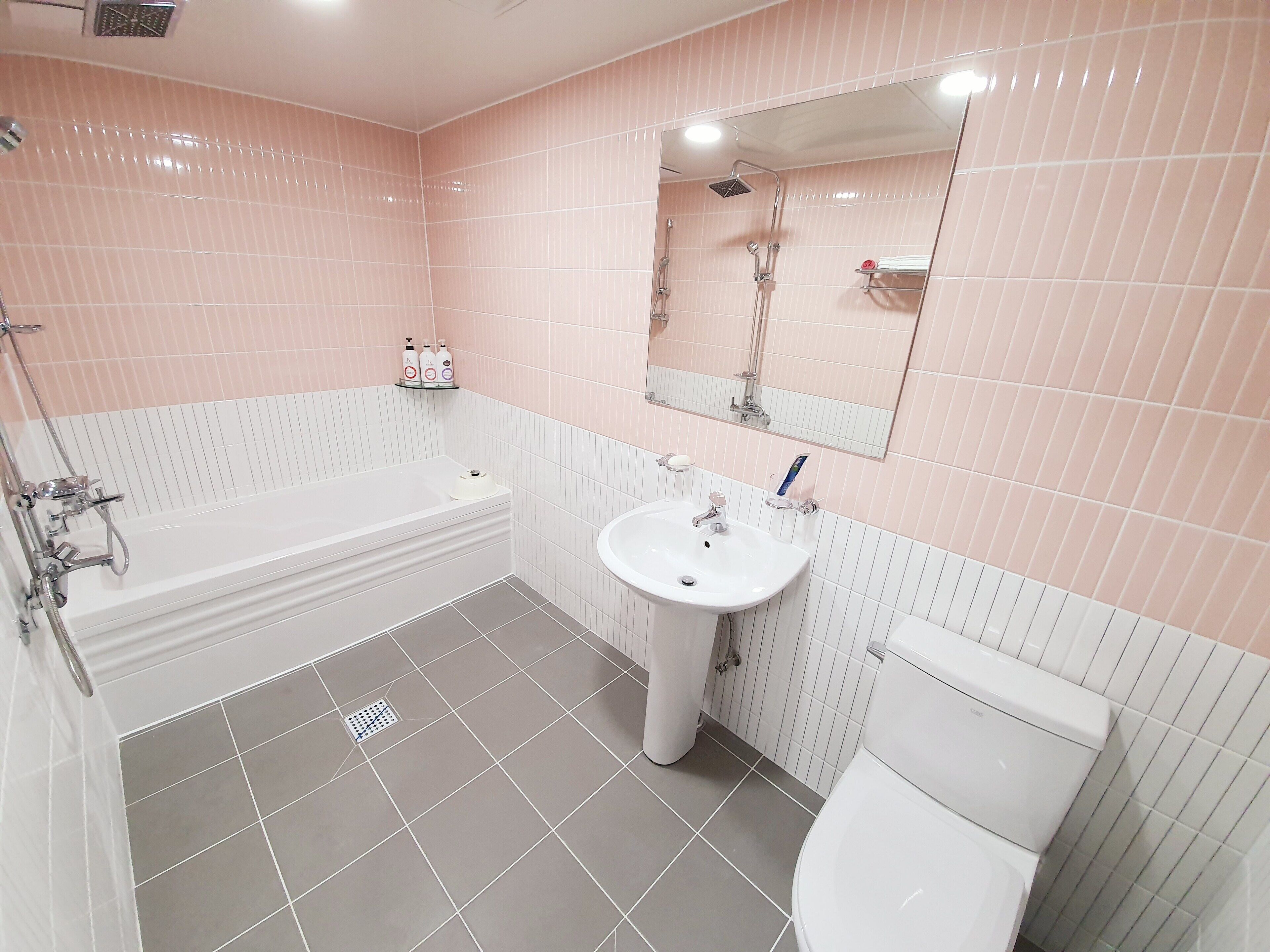 standard room, 1 queen bed | bathroom | combined shower/bathtub, deep-soaking bathtub, free toiletries