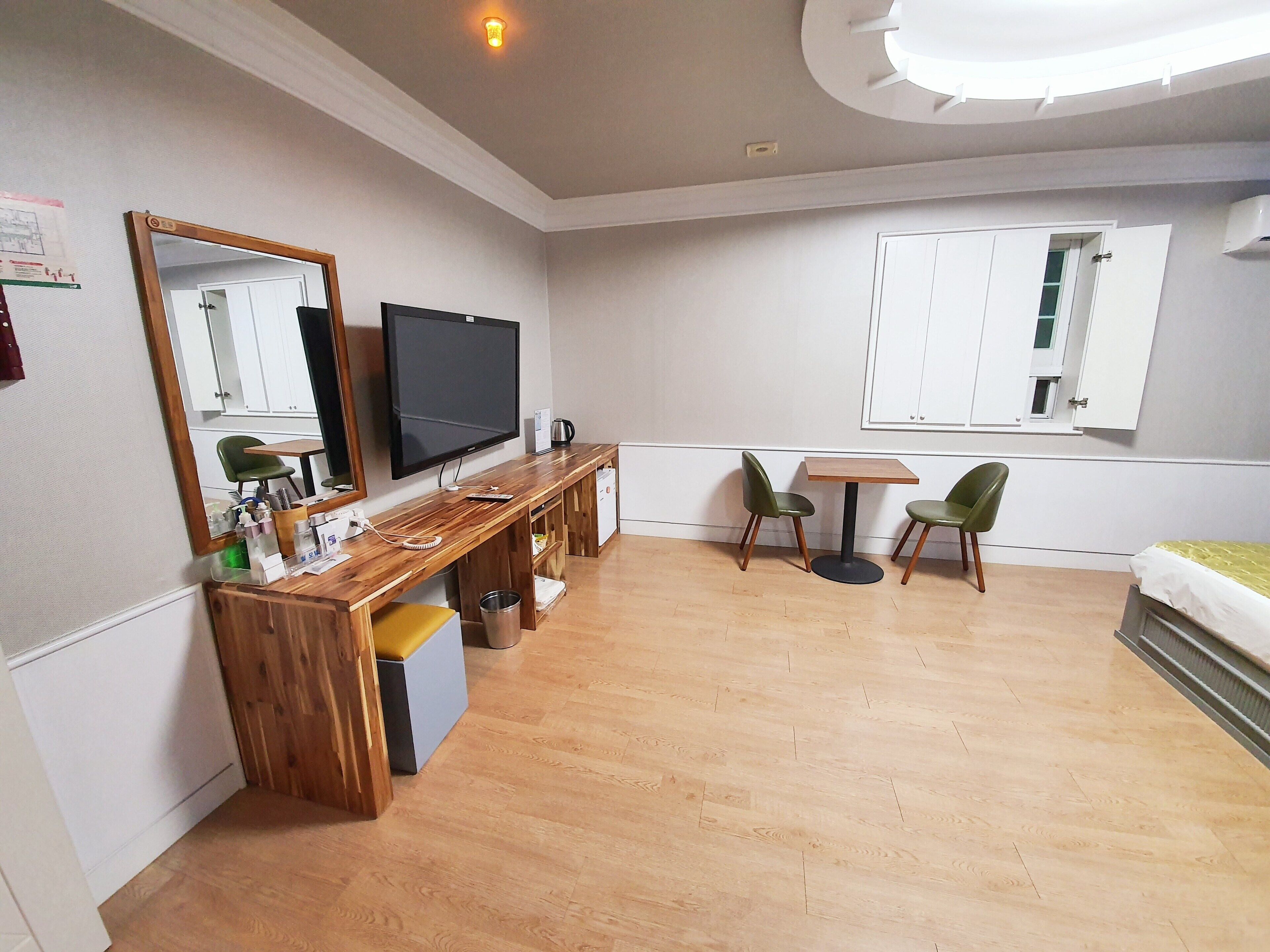 standard room, 1 queen bed | living room | 50-inch led tv with cable channels, netflix, streaming services