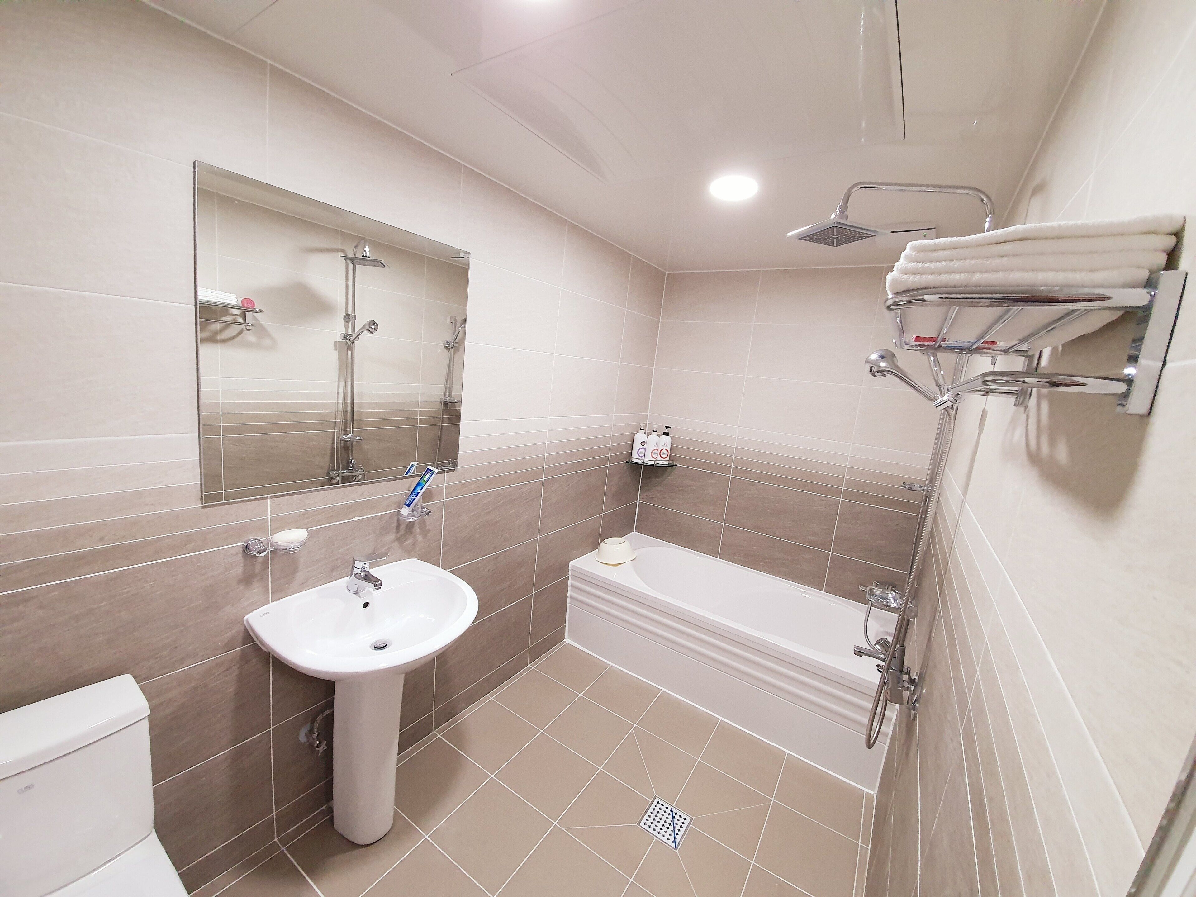 standard room, 1 queen bed | bathroom | combined shower/bathtub, deep-soaking bathtub, free toiletries