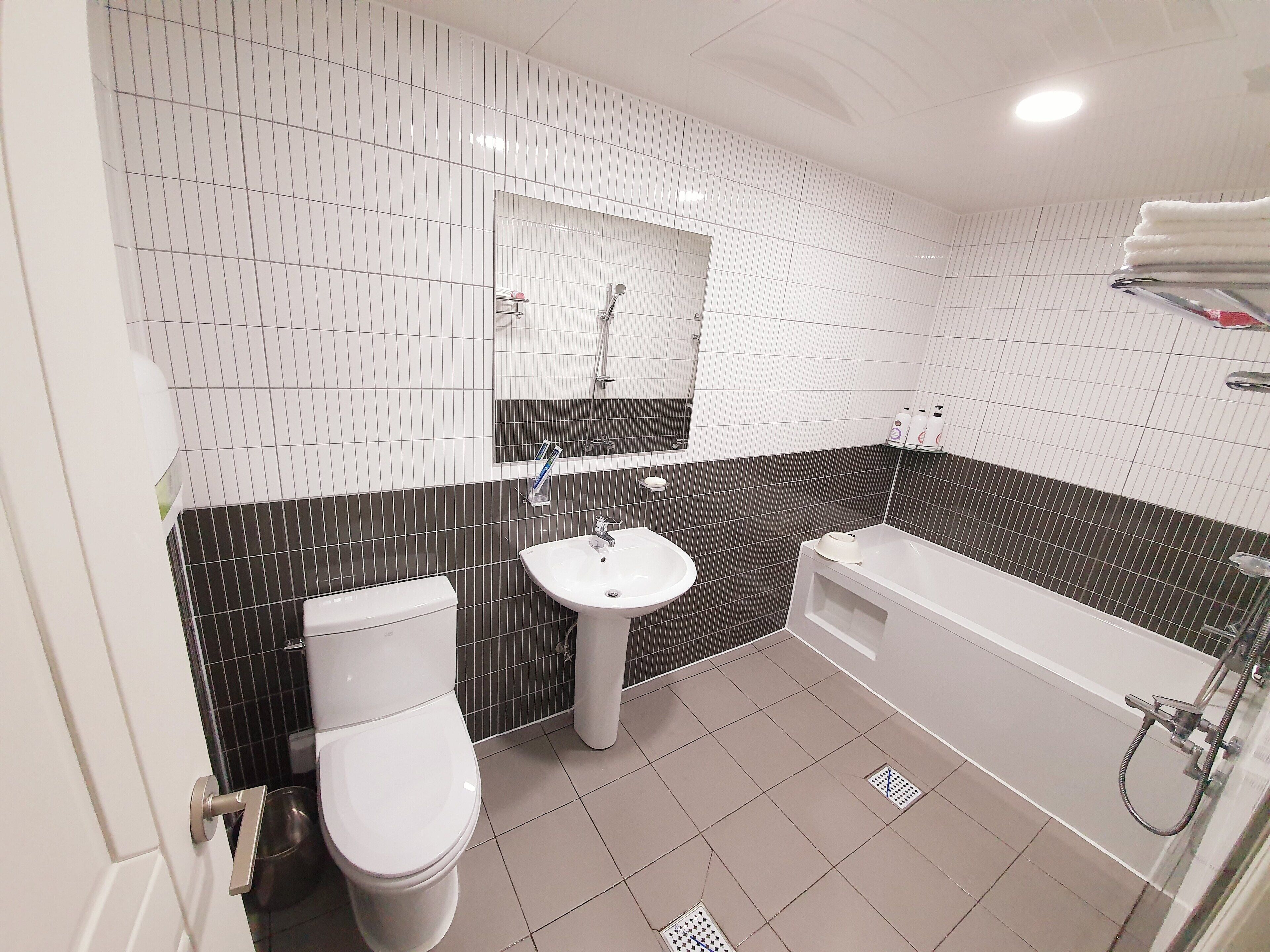 standard room, 1 queen bed | bathroom shower