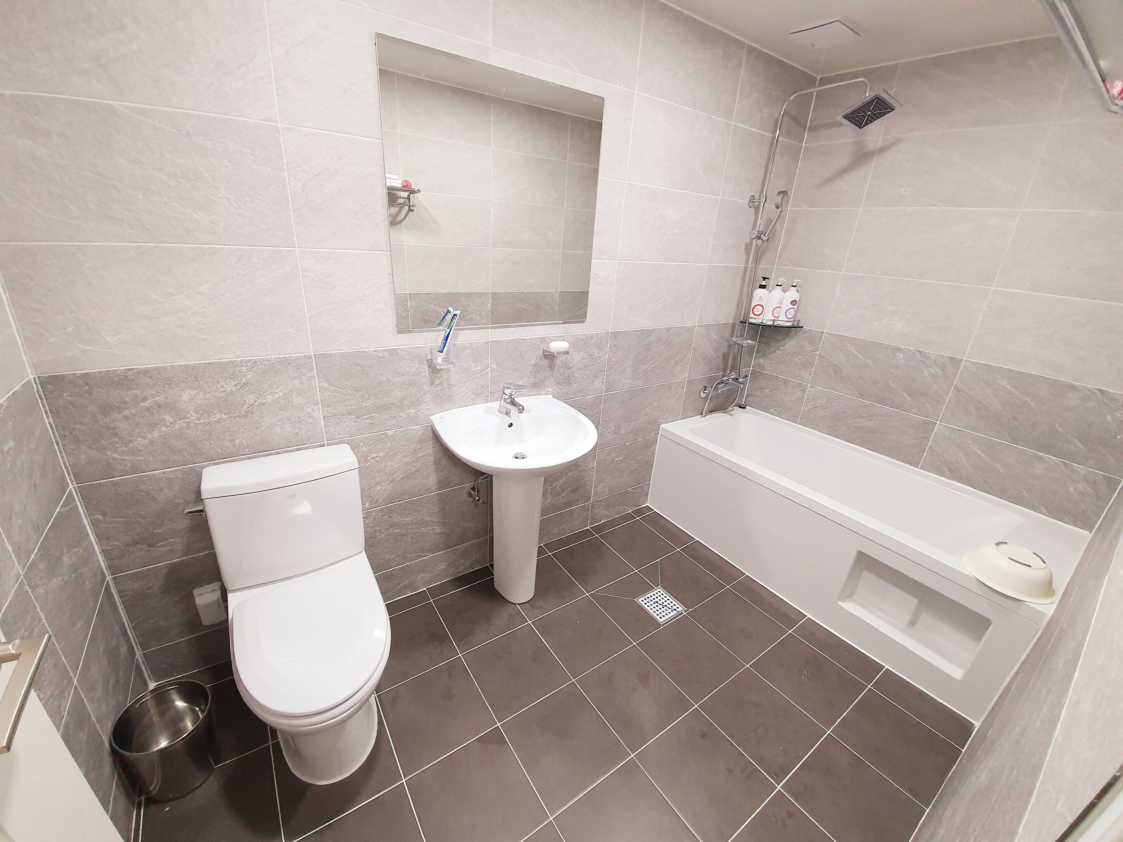 standard room, 1 queen bed | bathroom | combined shower/bathtub, deep-soaking bathtub, free toiletries