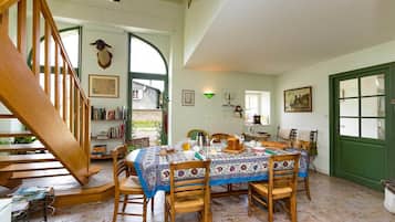 Café da manhã completo grátis todos os dias