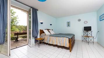Comfort Double Room, Accessible (Une poule sur un mur) | 2 bedrooms, individually decorated, individually furnished, desk