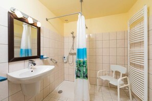 Habitación doble Confort, con acceso para personas discapacitadas (Une poule sur un mur) | Baño | Amenidades de baño gratuitas y secadora de cabello 