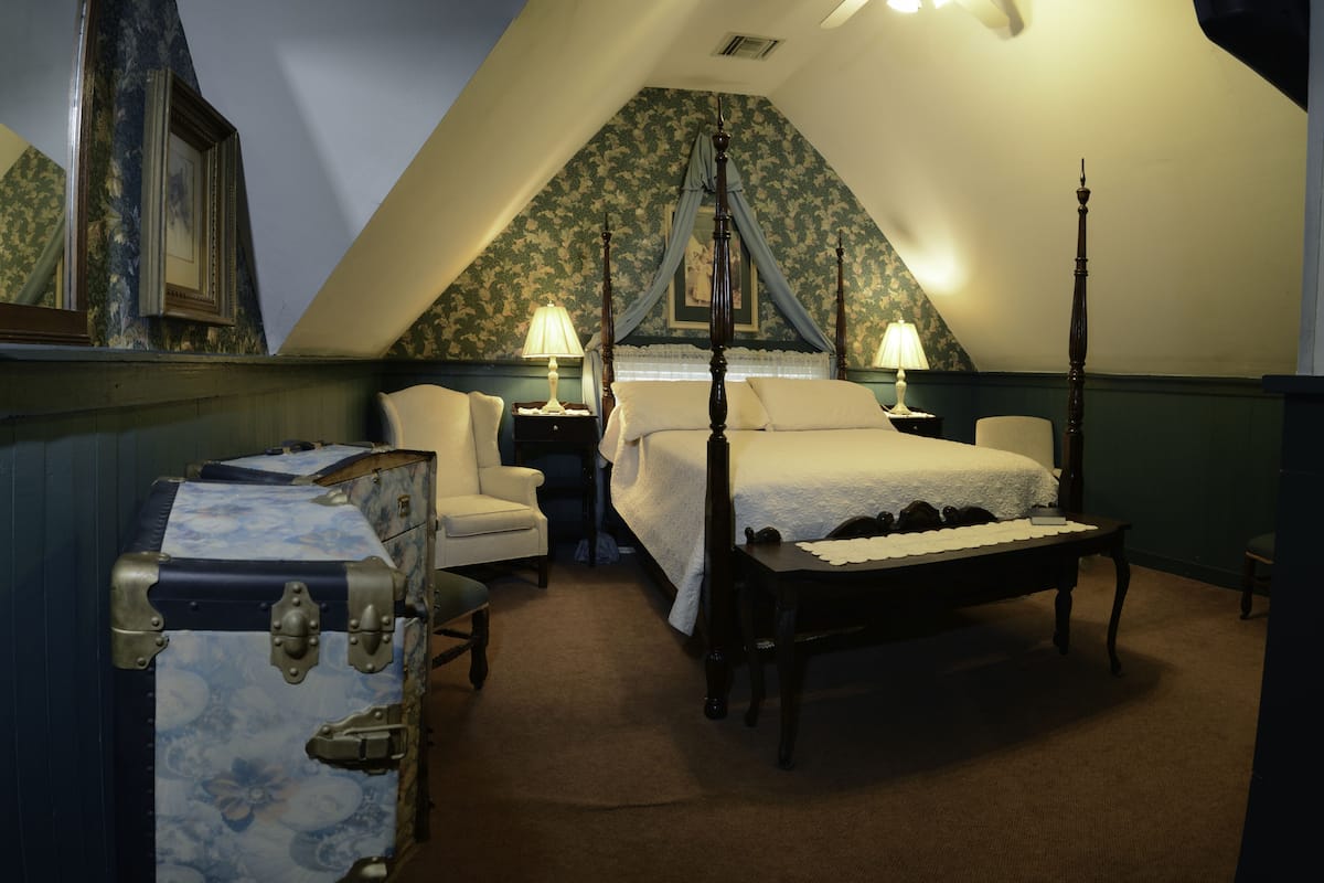 Double Room, 1 Queen Bed, Non Smoking (Sunny Charm) | Individually decorated, individually furnished, desk, iron/ironing board