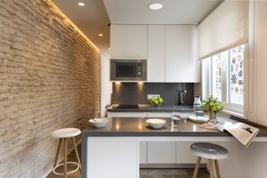 Penthouse, Non Smoking | Private kitchen | Full-size fridge, microwave, stovetop, dishwasher - Torre Homenaje Historical Suites (Seville)