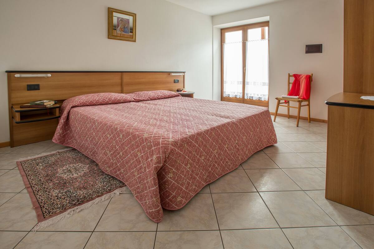 Zimmersafe, Verdunkelungsvorhänge, Bügeleisen/Bügelbrett