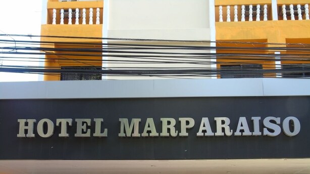 The exterior of Hotel Marparaiso with a sign indicating the 'ABIERTO' entrance. - Hotel Marparaiso (Panama City)