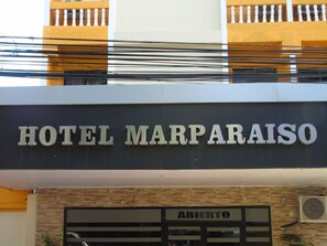 Het uiterlijk van Hotel Marparaiso, met een bordje dat de 'ABIERTO' ingang aangeeft.