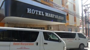Two white vans with "Hotel Marparaiso" branding parked in front of the hotel. - Hotel Marparaiso (Panama City)
