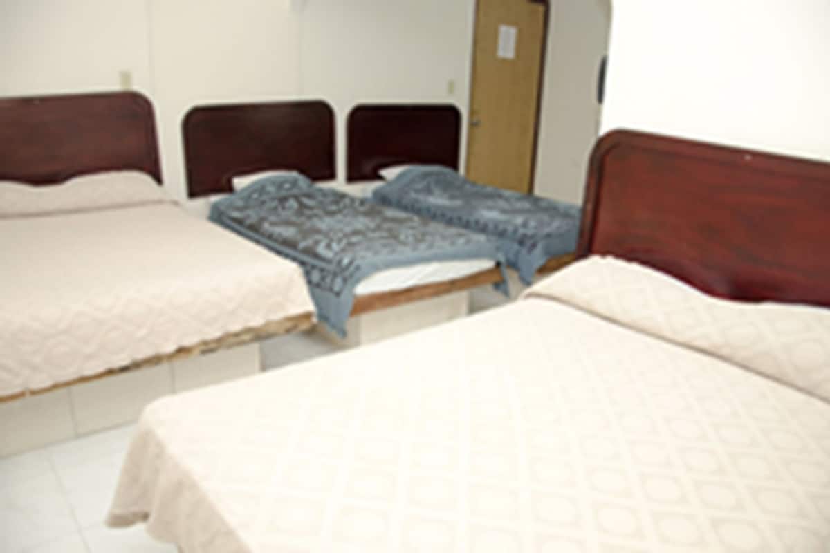 Classic-Vierbettzimmer, 2 Doppelbetten, Nichtraucher | Minibar, Zimmersafe, Bügeleisen/Bügelbrett, kostenloses WLAN