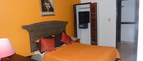 Minibar y caja de seguridad en la habitación