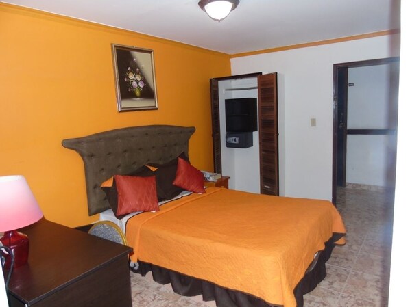 Quarto casal clássico, 1 cama de casal, para não fumantes | Frigobar, cofres nos quartos, ferros/tábuas de passar roupa