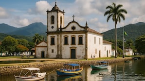 Una iglesia blanca con un campanario y una palmera al fondo.