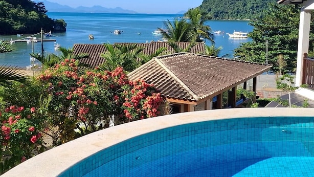 Una piscina con vistas al mar y a las embarcaciones.