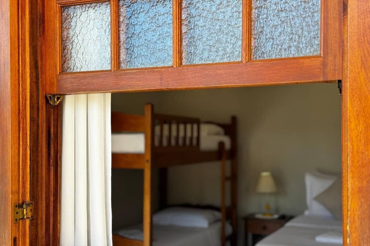 Standard-Vierbettzimmer | 2 Schlafzimmer, Minibar, individuell dekoriert, individuell eingerichtet