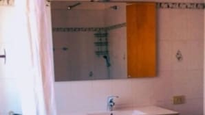A bathroom with a sink, mirror, and a shower curtain. - Il Terrazzo delle Rondini (Lapedona)