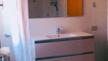 Kombinasi shower/bathtub, bathtub besar, dan pengering rambut