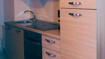 Lemari es besar, microwave, oven, dan kompor