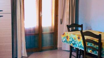 Lemari es besar, microwave, oven, dan kompor