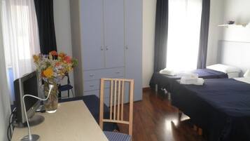 Firemannsrom | Safe på rommet, skrivebord, barnesenger (inkludert) og wi-fi (inkludert)