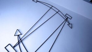 Une représentation stylisée d’une structure de pont, avec de nombreuses lignes qui convergent vers un point central.
