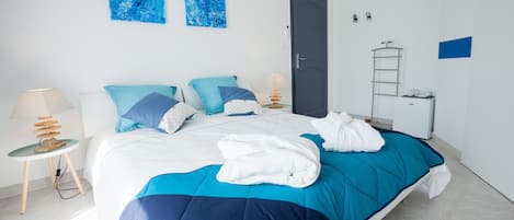 Design tweepersoonskamer, 1 queensize bed | Luxe beddengoed, individueel gedecoreerd, een bureau