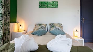 Design tweepersoonskamer, 1 queensize bed | Luxe beddengoed, individueel gedecoreerd, een bureau