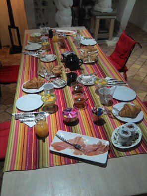 Café da manhã completo grátis todos os dias